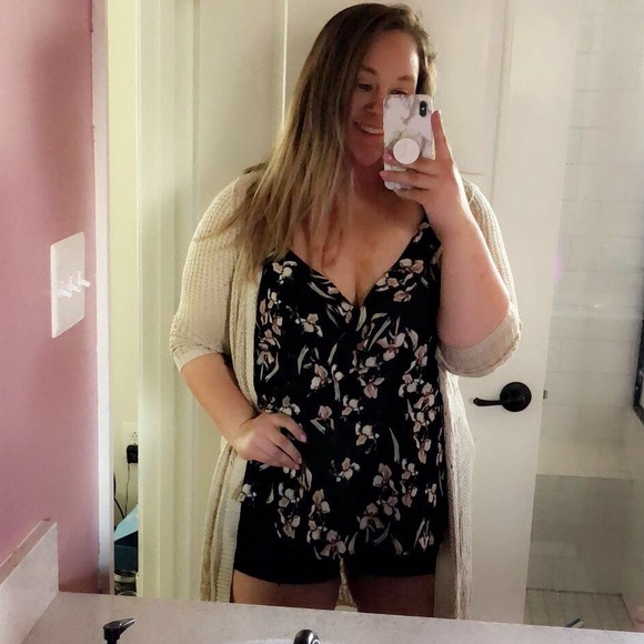 MEET YOUR POSHER | Becca - Picture 3 of 5